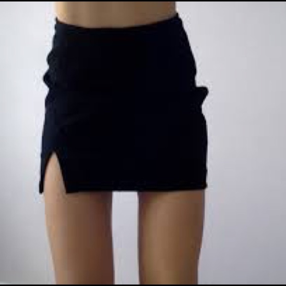 BLACK MINI SKIRT WITH SLIT